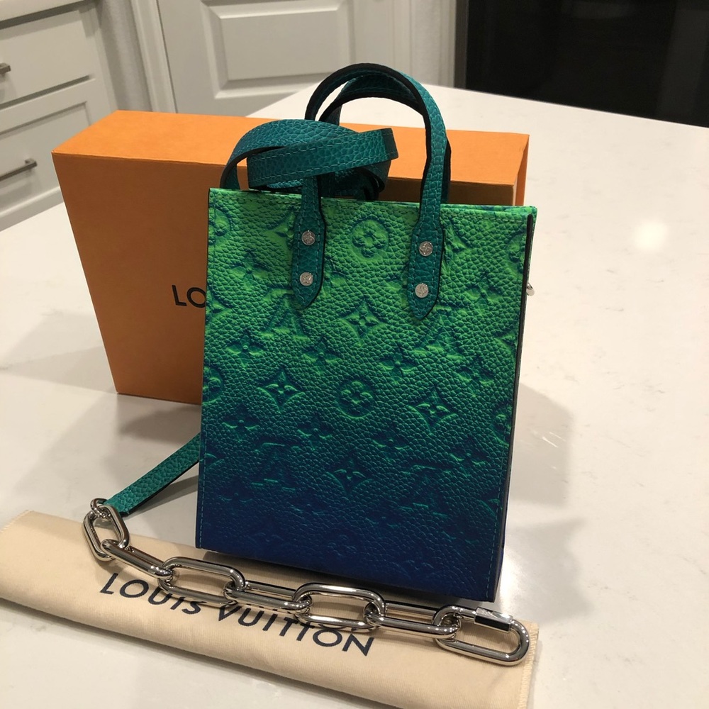 Like NEW Louis Vuitton sac plat XS green Taurillon Illusion Empreinte
